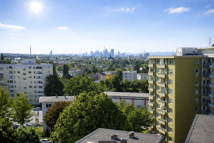 Toplage Offenbach: Moderne 3-Zimmer-Wohnung mit Skylineblick, Balkon & Parkplatz 3 zimmer