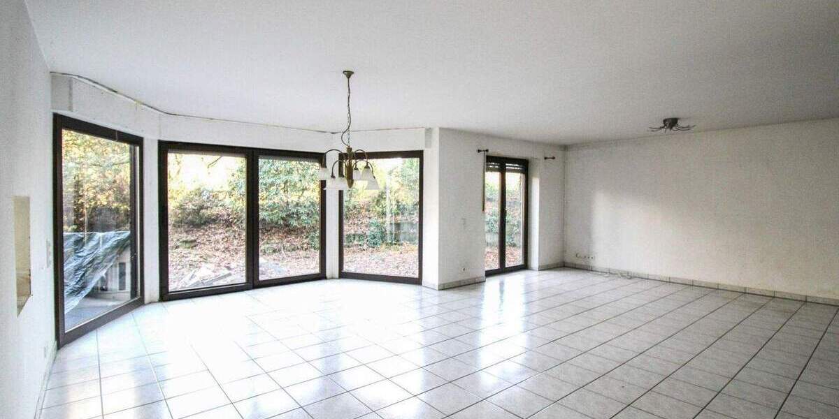 Aufgeteiltes Wohn- und Bürohaus in Sackgassenlage mit Tiefgarage und großem Naturgarten 1 zimmer