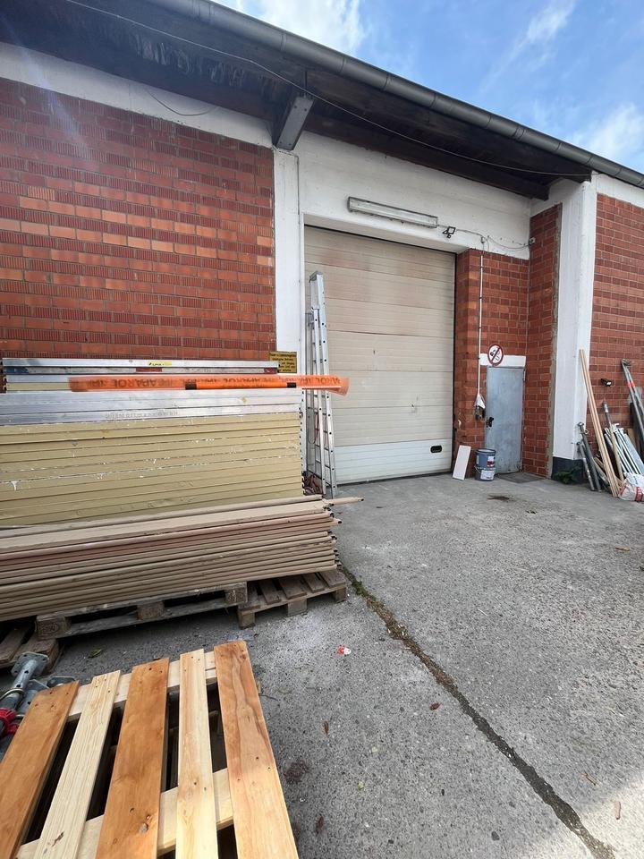 Halle mit Büro • ebenerdig • Stellplätze • WC vorhanden zimmer