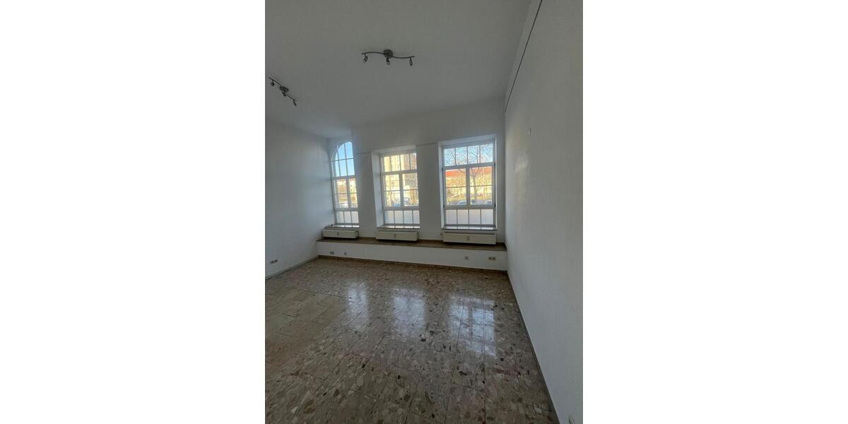 Erdgeschoßwohnung Erfurt - 4 Zimmer, 150 m&sup2;, 1.400&euro; | Angebot:25515319