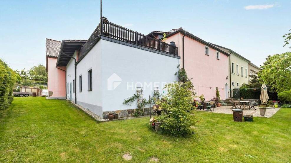 Geräumiges Haus mit 792 m² Nutzfläche, Scheune für 10 Fahrzeuge, Gartenparadies und Ausbaureserve