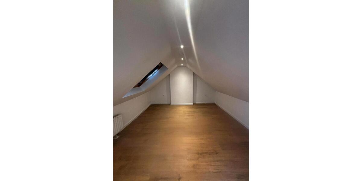 Dachgeschoßwohnung Mönchengladbach Süd - 2.5 Zimmer, 74 m&sup2;, 820&euro; | Angebot:26660538