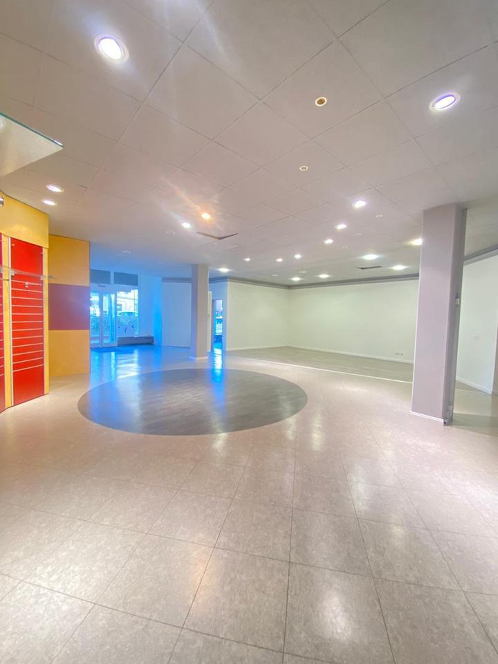 Sehr großzügige Laden Büroräume direkt im Zentrum