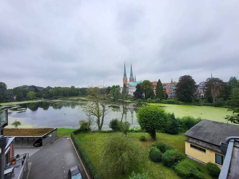 Exklusiv: Sanierte 3-Zi.-Wohnung mit Carport, Aufzug, Balkon & traumhaftem DOM-Blick am Mühlenteich