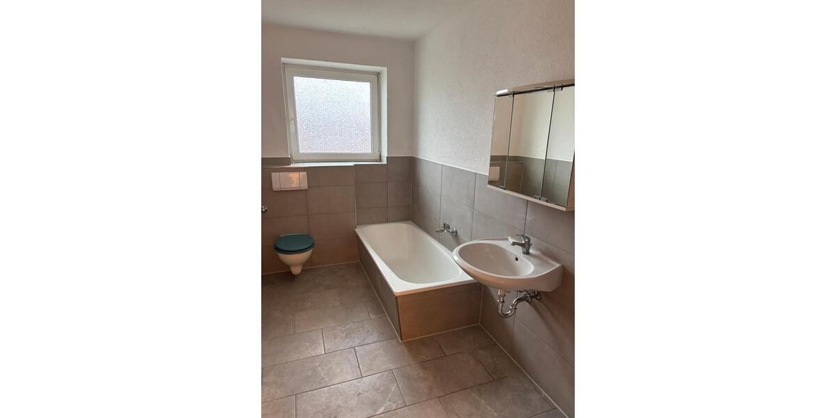 3-Zimmer-Wohnung mit Balkon, Küche Neu, Bad Neu– 76 m² 3 zimmer