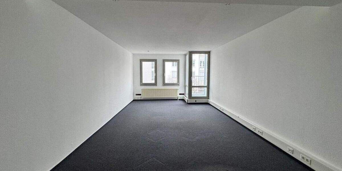 Zwei leerstehende Büroeinheiten zimmer