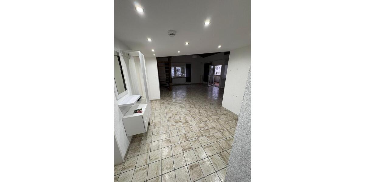 Schöne 3,5 Zimmer Maisonette-Wohnung mit Balkon und Garage 3.5 zimmer