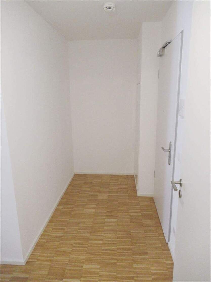 2 Zimmer Whg. Eignet sich für eine Einzelperson! Balkon, EBK, Parkett + Fußbodenheizung. 2 zimmer