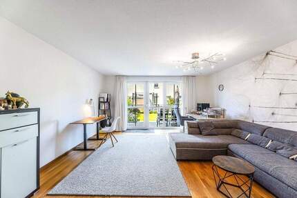 Provisionsfrei: gepflegtes RMH aus Baujahr 2000 mit Garten und Stellplätzen. Bezugsfrei. 5 zimmer