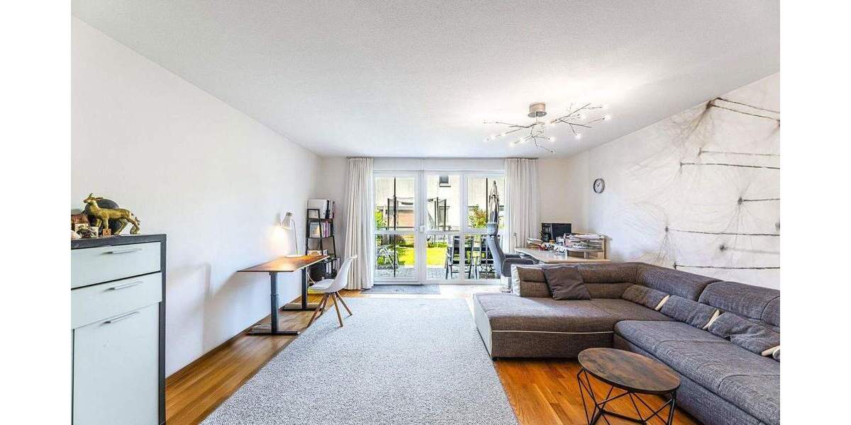 Provisionsfrei: gepflegtes RMH aus Baujahr 2000 mit Garten und Stellplätzen. Bezugsfrei. 5 zimmer