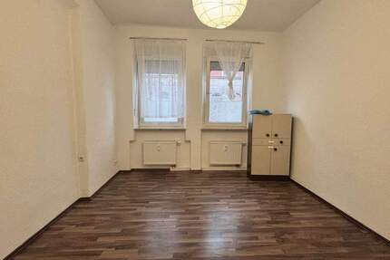 Nähe Humboldtstraße ! Gemütliche 2-Zi.-Altbau-Whg., 58 m², Wohnküche, EBK gegen kleine Ablöse, Hochparterre 2 zimmer