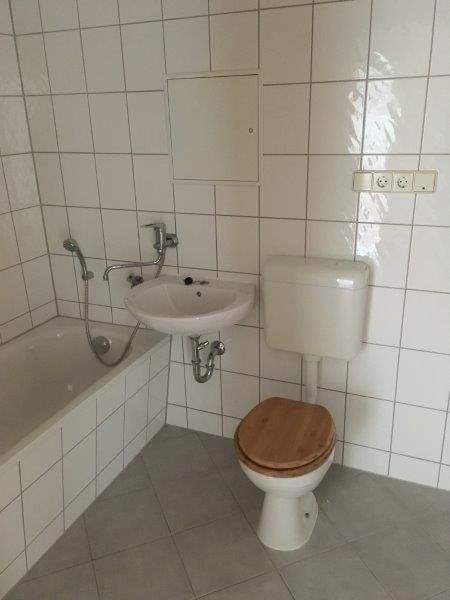 Die Einbauküche ist schon da. Nachmieter für 3-Zimmer-Wohnung mit Wanne und Balkon gesucht. 3 zimmer
