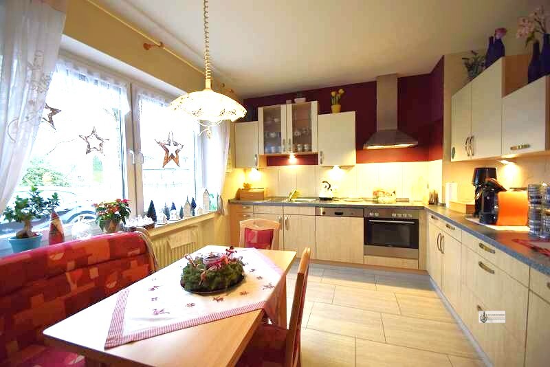 Komplettes EFH für 2 - 4 Personen + Garten + überdachte Terrasse + EBK + Garage + Partykeller 4 zimmer