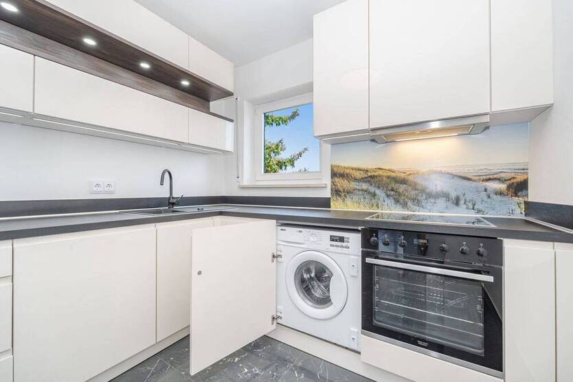 Großzügige und sehr gepflegte 4-Zimmer-Wohnung mit 2 Balkonen und Einbauküche.