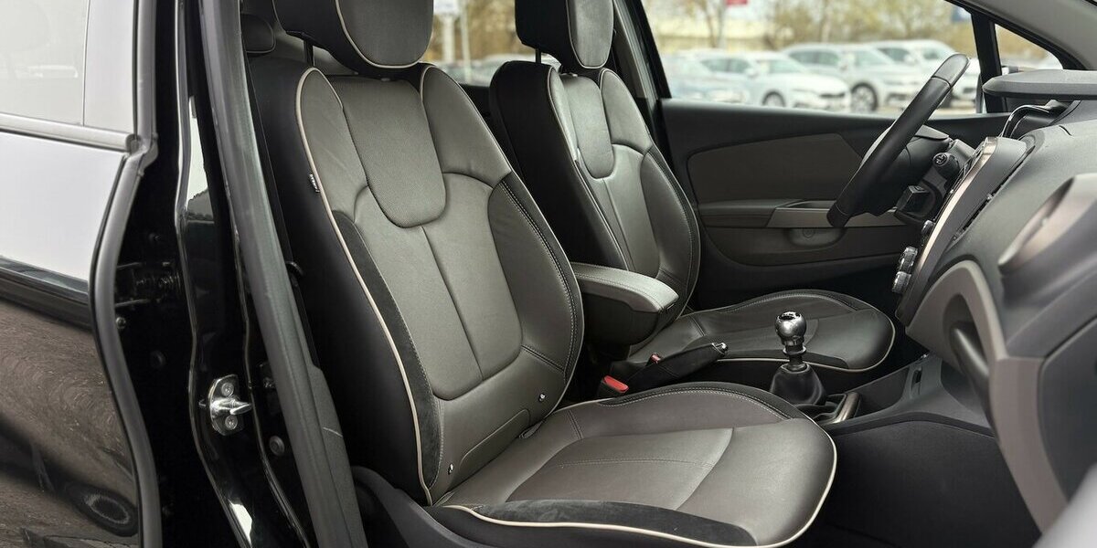 Renault Captur 1.2 TCe Elysee KAMERA/NAVI/SITZHEIZUNG 97.093 km 9.900 &euro; Villingen-Schwenningen 78054