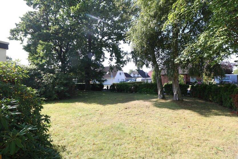 Baugrundstück mit aufstehender, unbewohnter Bebauung zimmer