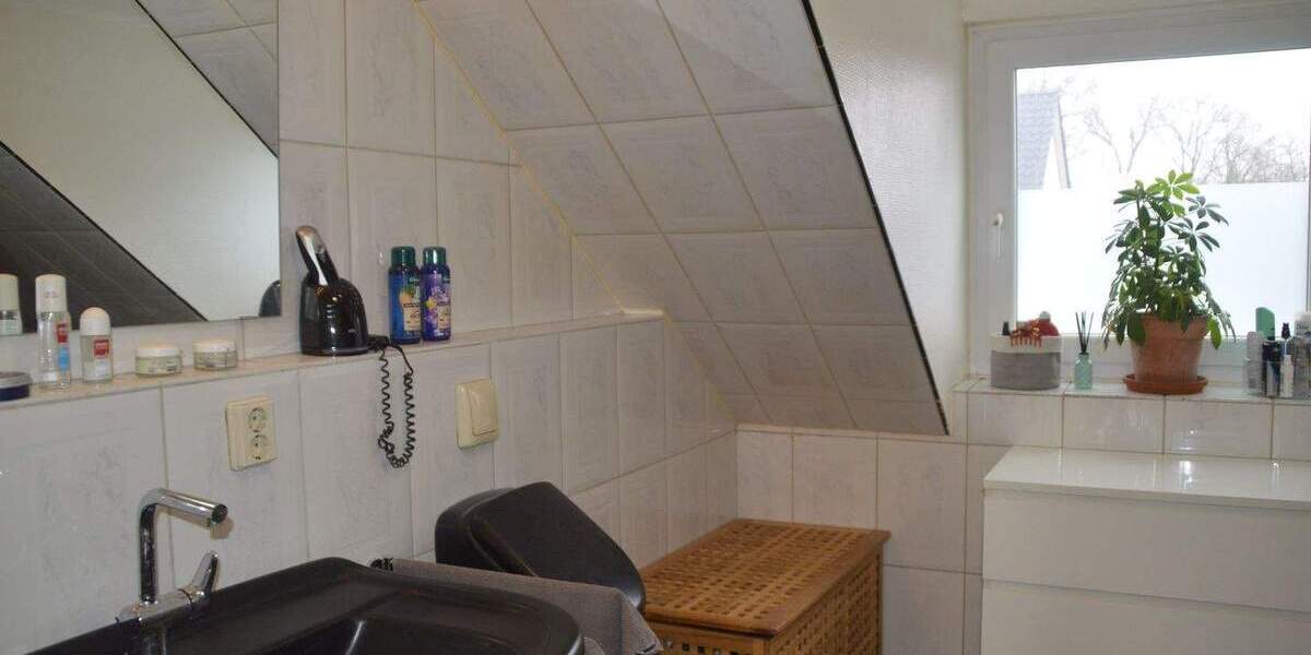 BJ 1993 - Modernisierte Doppelhaushälfte in Isernhagen-HB erwartet Sie ! 5 zimmer