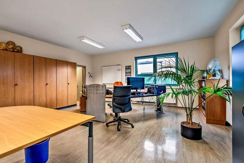 Provisionsfrei: Energieeffizientes Büro- und Lagergebäude in sichtbarer Lage zimmer