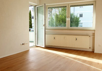 Helle und gepflegte 2-Zi-Wohnung mit Balkon, EBK und Stellplatz