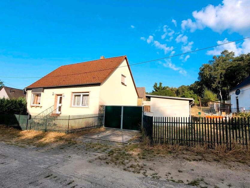 Einfamilienhaus mit grossem Garten, Nebengelass inkl. Ackerland