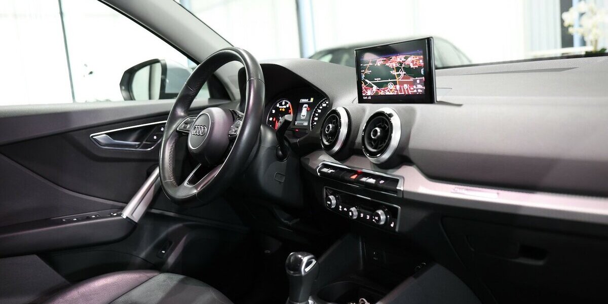 Audi Q2 35 TFSI ADVANCED SILVER & BLACK / LED, LEDER 97.000 km 20.444 &euro; Hamm 59077