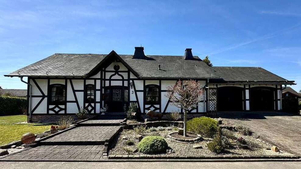Haus zum Kaufen in Peterswald-Löffelscheid 444.000 € 200 m²