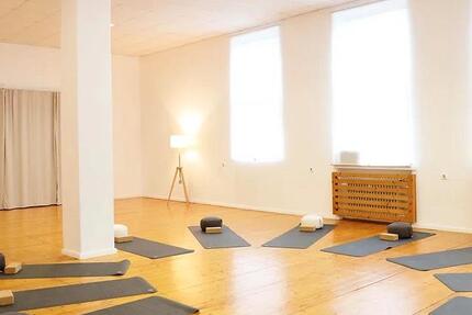 Raum für Sport, Seminar, Yoga, Tanz, Atelier, Praxis, Unterricht zimmer