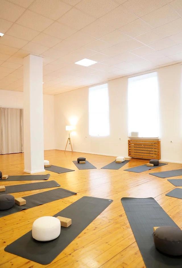 Raum für Sport, Seminar, Yoga, Tanz, Atelier, Praxis, Unterricht zimmer