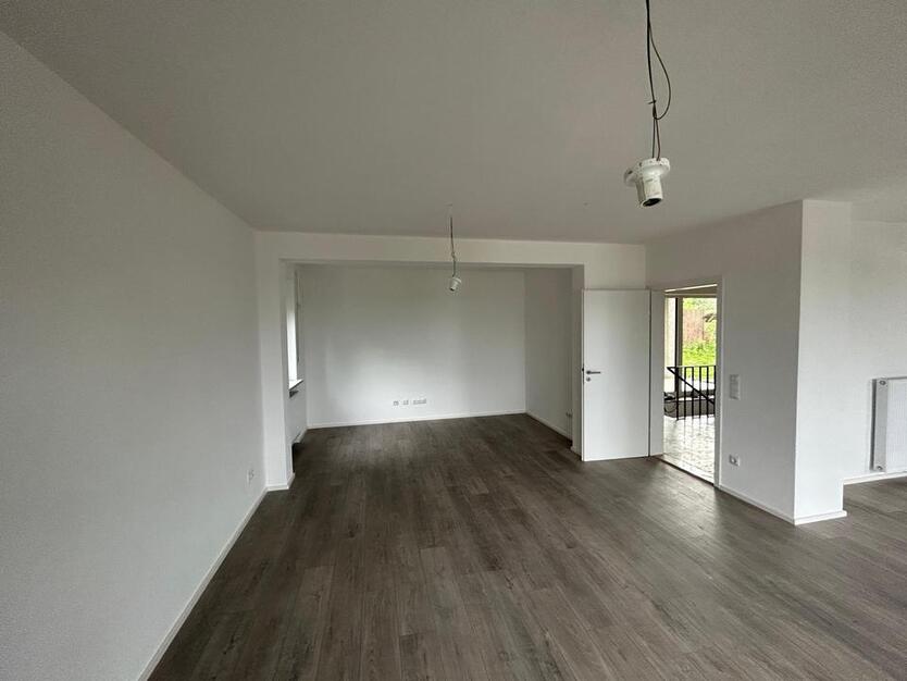 Renovierte 5 Zimmer Wohnung mit Balkon und Terrasse zur Miete