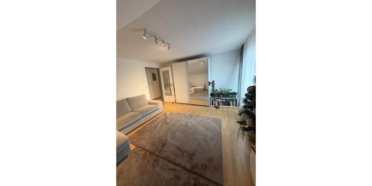 Helle 3 Zi. DG Wohnung mit Dachterrasse in ruhiger Lage 3 zimmer