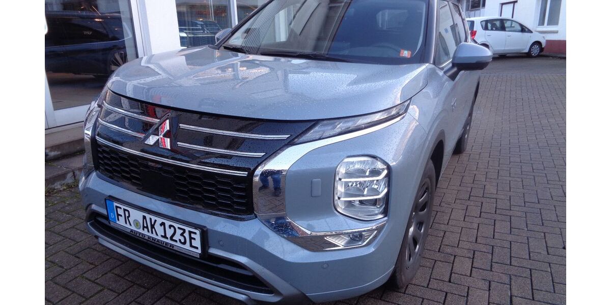 Mitsubishi Plug-in Hybrid Outlander 5.500 km 51.990 &euro; Freiburg-St. Georgen 79111