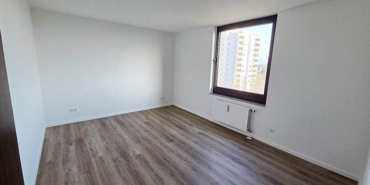 Renovierte 3-Zimmer-Wohnung mit neuem Boden, neuen Wänden, Balkon, Wannenbad, Gäste-WC, Aufzug 3 zimmer