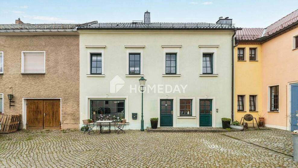 Geräumiges Haus mit 792 m² Nutzfläche, Scheune für 10 Fahrzeuge, Gartenparadies und Ausbaureserve