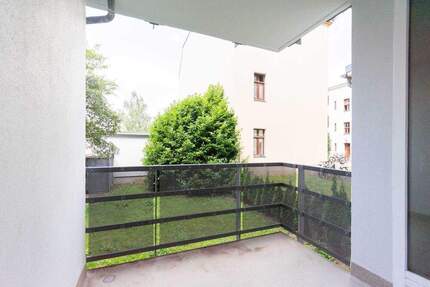 TOP INVESTMENT Renovierungsbedürftige 1,5-Raum-Wohnung mit Balkon, Tageslichtbad und Stellplatz 1 zimmer