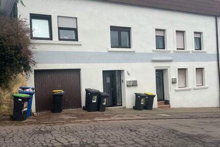 Vermietetes 3-Familienhaus mit großem Grundstück in Schmelz zu verkaufen 1 zimmer