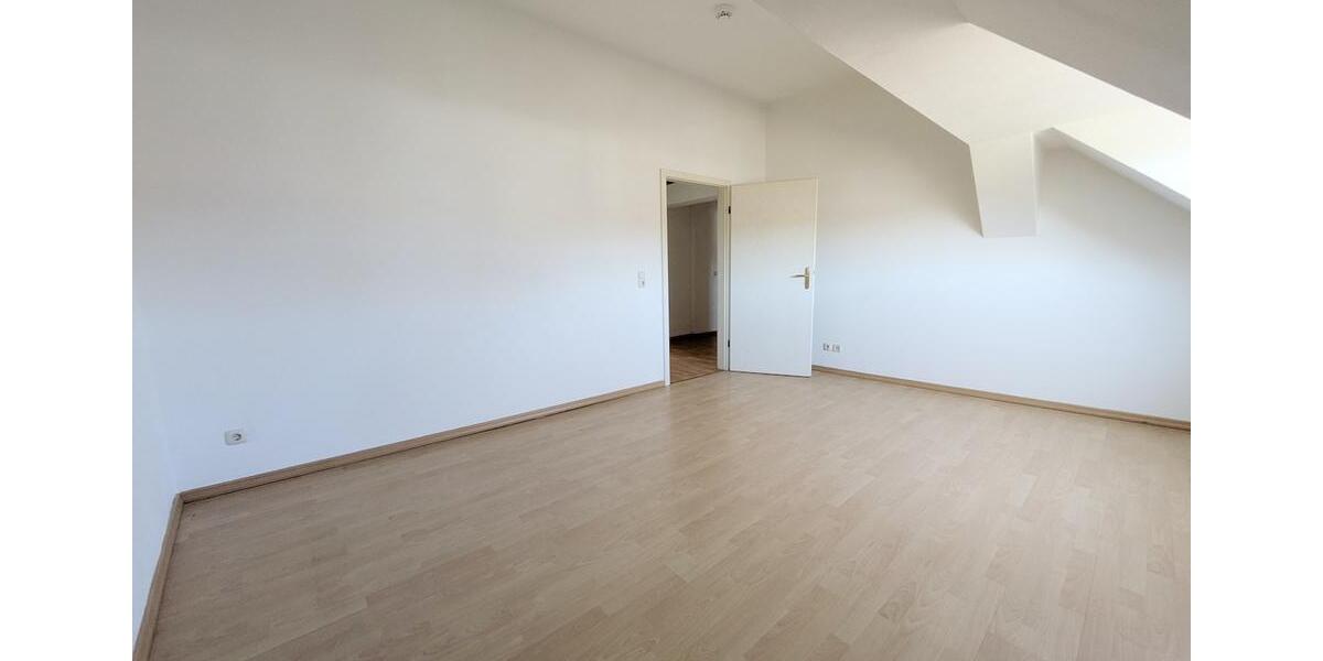 Dachgeschoßwohnung Zwickau - 2 Zimmer, 64 m&sup2;, 385&euro; | Angebot:26404470