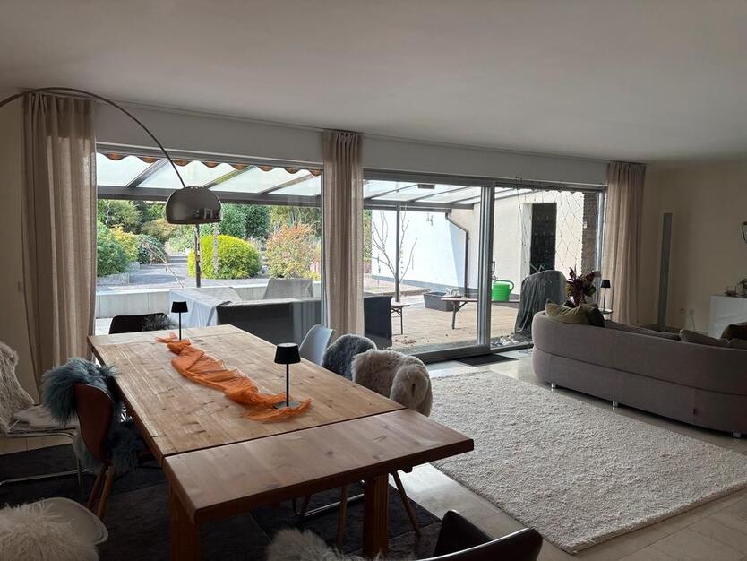 Einseitig freistehendes EFH mit uneinsehbarem Sonnengarten zimmer