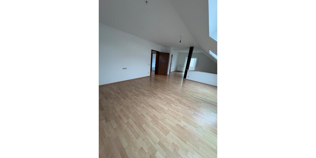 Dachgeschoßwohnung Rosbach vor der Höhe - 4.5 Zimmer, 105 m&sup2;, 1.050&euro; | Angebot:25310192