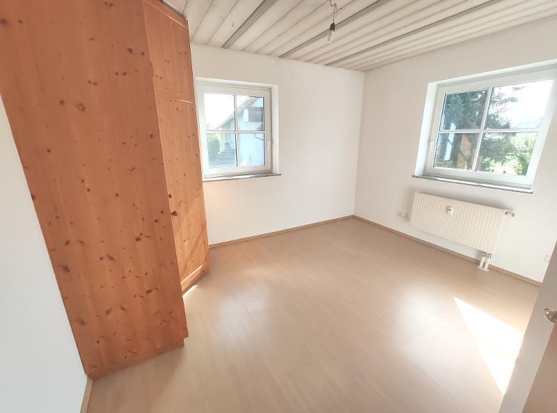 Zweifamilienhaus in Ortsrandlage mit Doppelgarage, Pool und gehobener Ausstattung 8 zimmer