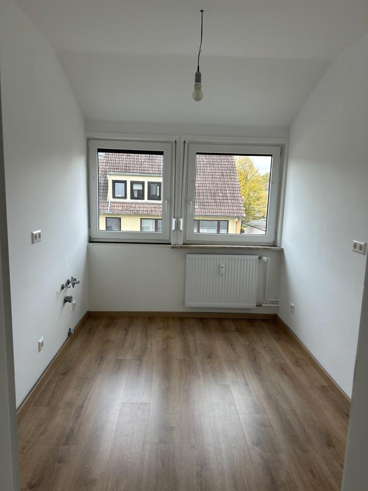 Frisch sanierte 3,5 Zimmer Wohnung mit Stellplatz zimmer