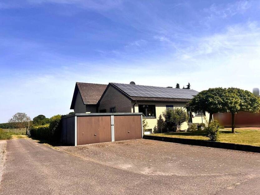 Großzügiger, freistehender Bungalow mit zwei Doppelgaragen, Werkhalle und Aussicht ins Grüne
