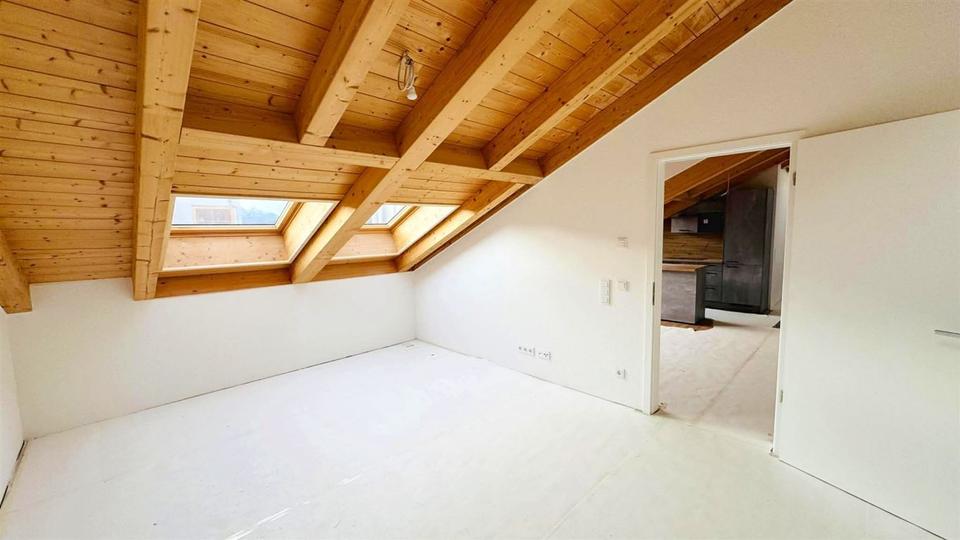 3-Zimmer-Dach-Studio-Wohnung, LIFT, EBK, Keller, Kachelofen-Anschluss, TG-Platz a. W. 3 zimmer