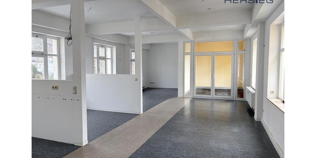 Zentrale Gewerbeeinheit mit Fahrstuhl und Loggia zimmer