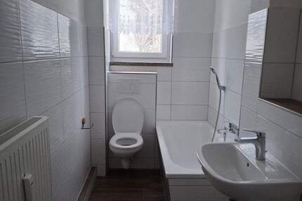 2-Raum-Whg., Bad mit Fenster, Badewanne incl. Dusche, neu renoviert auch für ALGBüGe mögl. 2 zimmer