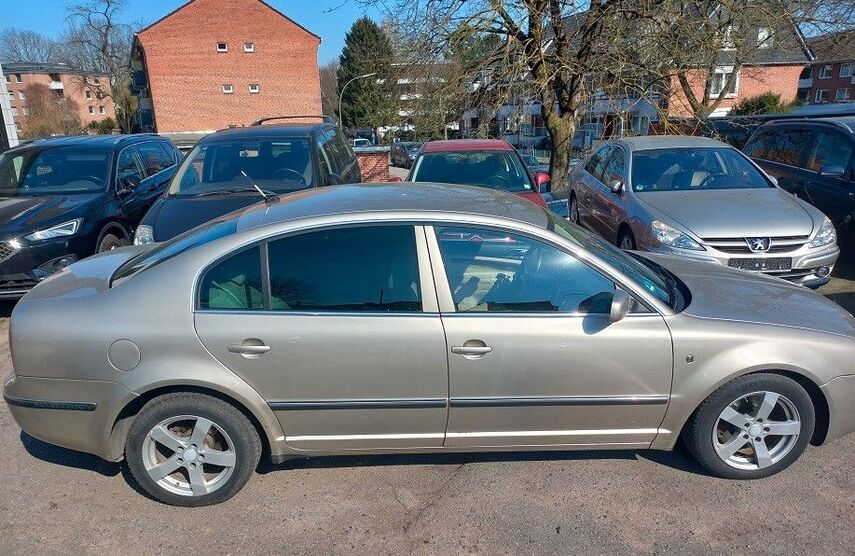 Skoda Superb 237.270 km 2.950 € Hamburg 21031