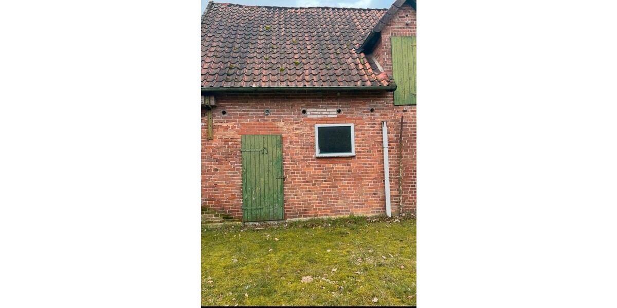 Lagerfläche mit anliegenden Unterstellplatz zimmer