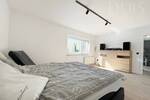 Repräsentatives Gewerbeobjekt mit Wohneinheit, Büros, Halle und Garagen, 3486 m² Grundst.