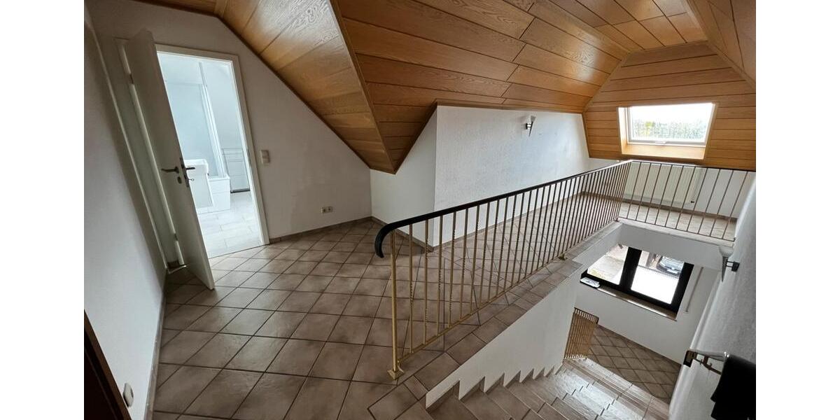 #geräumige Dachgeschoss-Wohnung#offen#hell#Balkon 2 zimmer