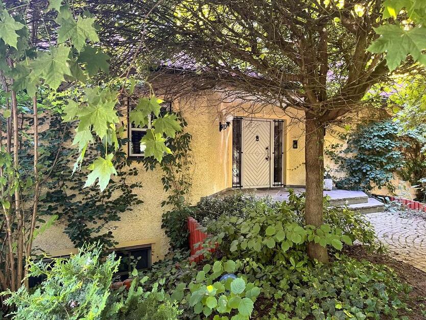 Exklusives Wohnhaus mit guter Verkehrsanbindung in ruhiger Lage !