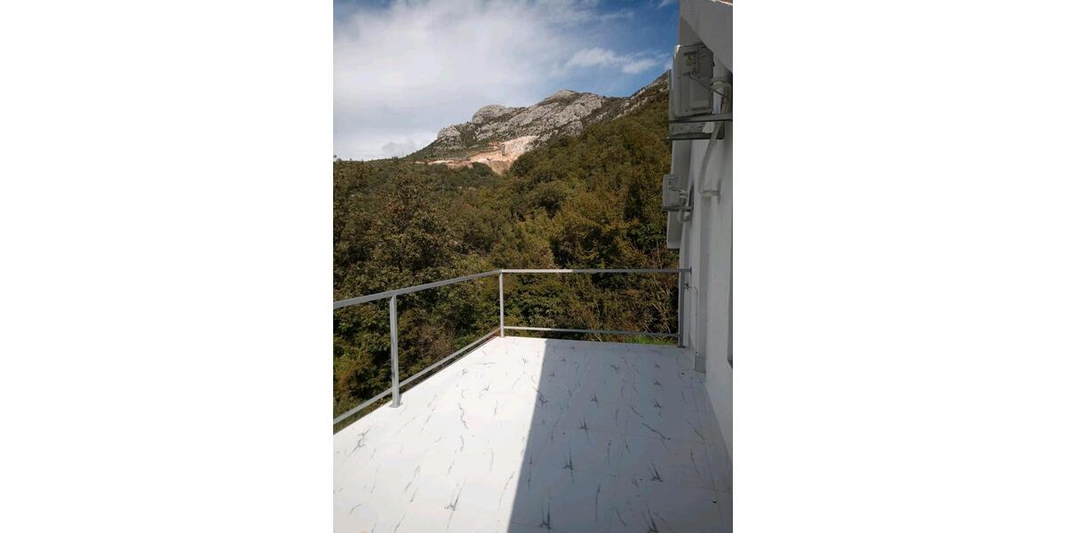 Ein legales Haus in Montenegro steht zum Verkauf. zimmer